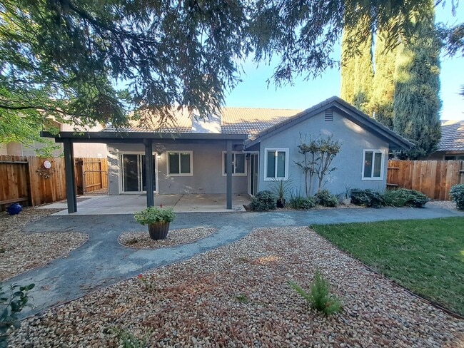 Building Photo - Absolutely Stunning Home in Browns Valley!