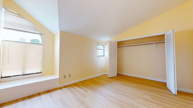 Building Photo - 2 Bedroom Condo Close to UC Berkeley!