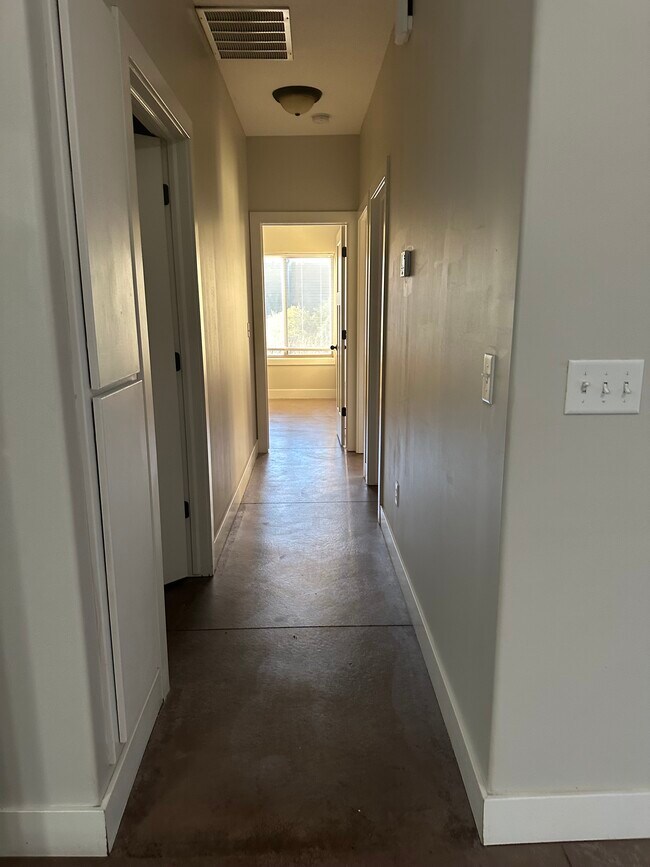 Building Photo - 4833 N Hillside Ct