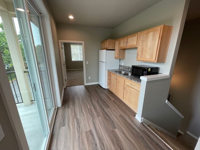 Building Photo - NEW 4 Bedroom / 4.5 Bath Duplex. A/C in every bedroom