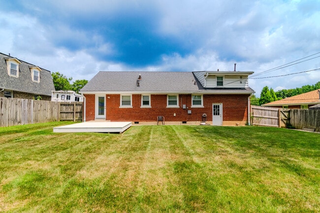 Building Photo - 282 Zandale Dr