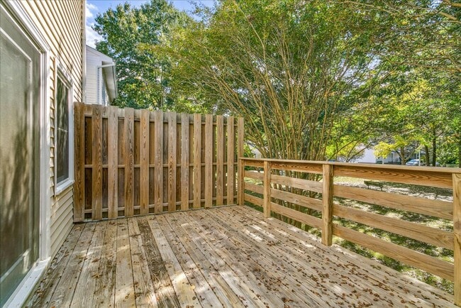 Building Photo - Bright 2 Bedroom Townhome in Williamsburg VA with Finished Lower Level & Private Balcony