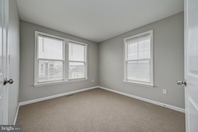 Building Photo - 252 Hemingway Dr