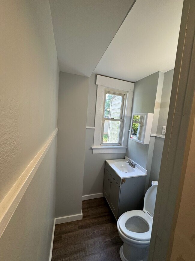 Building Photo - 384 Clarendon Ave