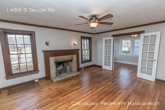 Building Photo - Charming 3 Bedroom Home