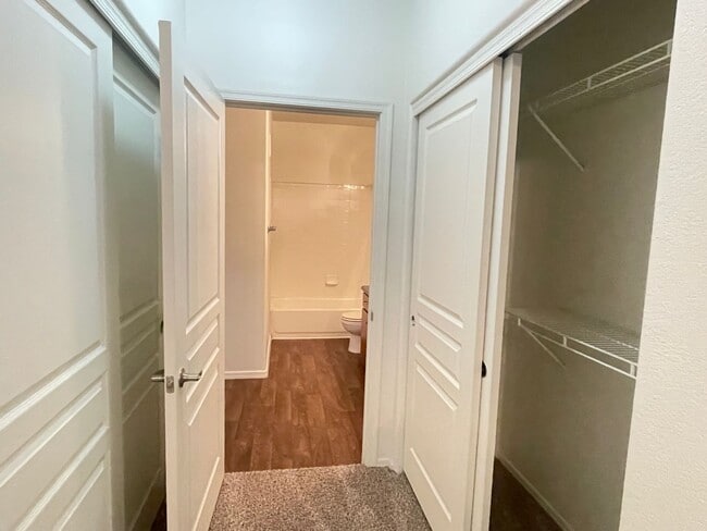 Building Photo - MOVE IN SPECAIL OAC-NEW CARPET AND PAINT, 2 bed/2 bath/ 1 CG/ Overlooking beautiful pool