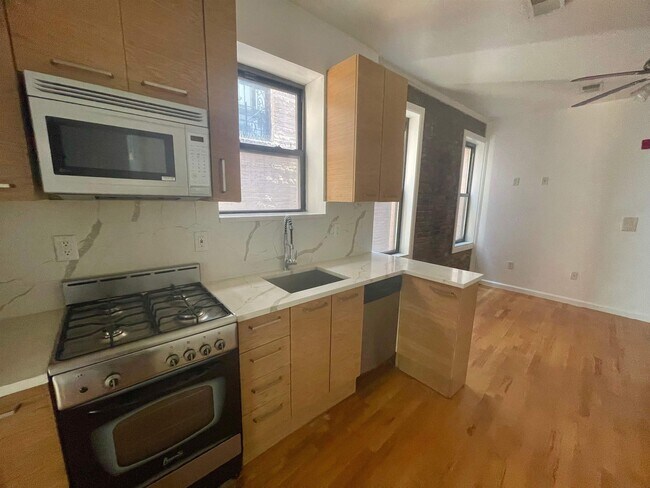 Building Photo - 163 Baldwin Ave