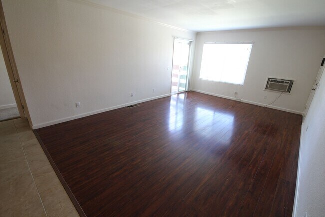 Building Photo - Huge 2 Bedroom Condo