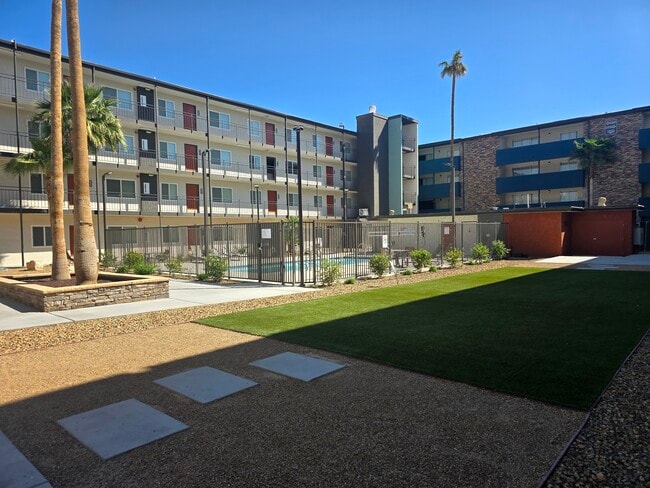 Building Photo - Courtyard 525 Apartments