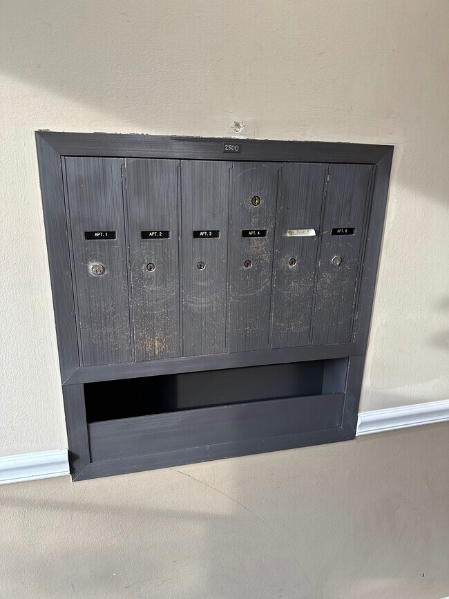 Building Photo - 2500 Bayside Dr