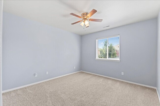 Building Photo - Centrally Located 3 Bedroom 2.5 Bathroom Home