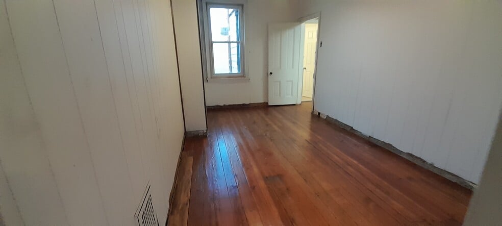 Building Photo - 421 McClellan St