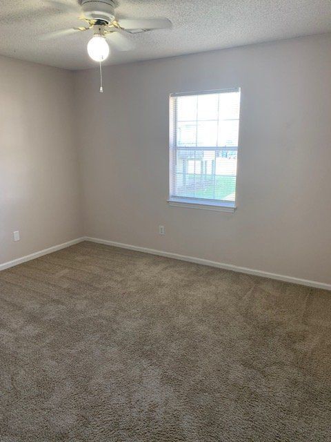 Building Photo - 2002 River Dr