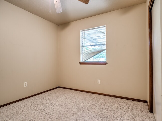 Building Photo - 1320 Frederick Dr