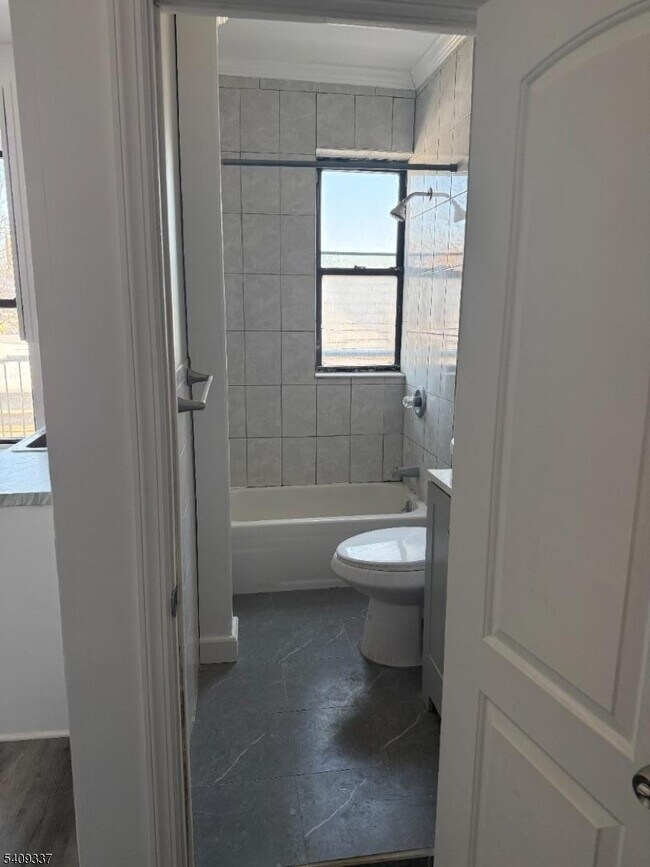 Building Photo - 402 60th St