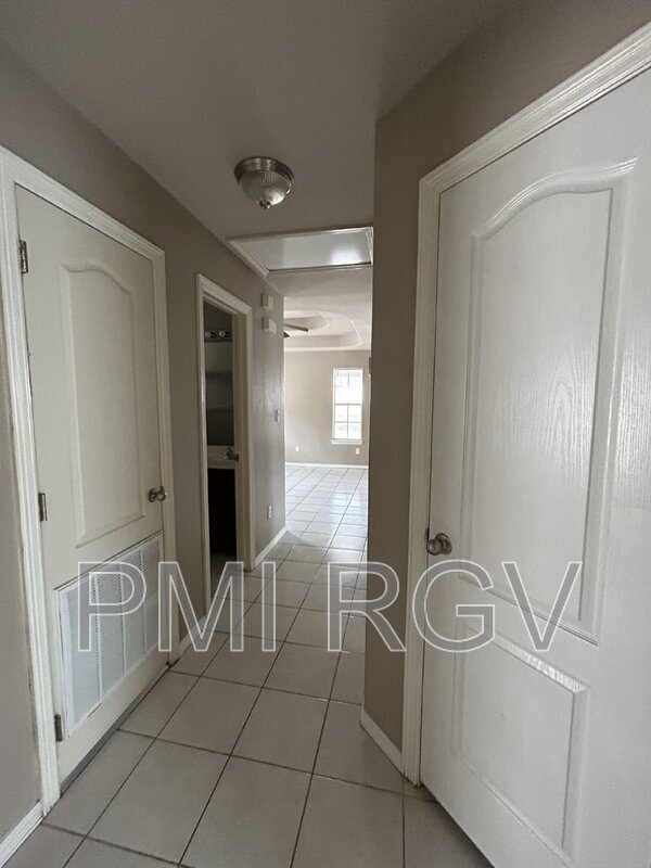 Building Photo - 809 W Bronze Dr