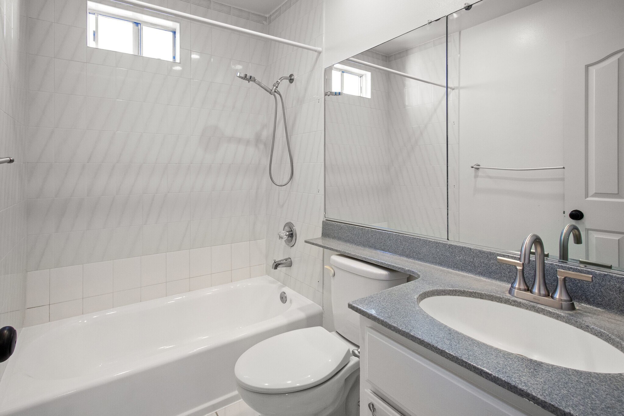 Building Photo - 321 W Dryden St