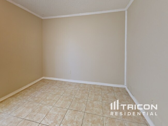 Building Photo - 6810 Maple Lk St