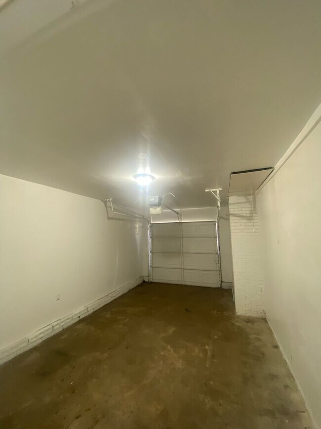 Building Photo - Gorgeous 3 Bed, 2 Bath Home with Modern Up...