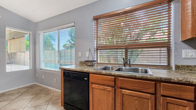 Building Photo - Close to I-10 and shopping in Goodyear!