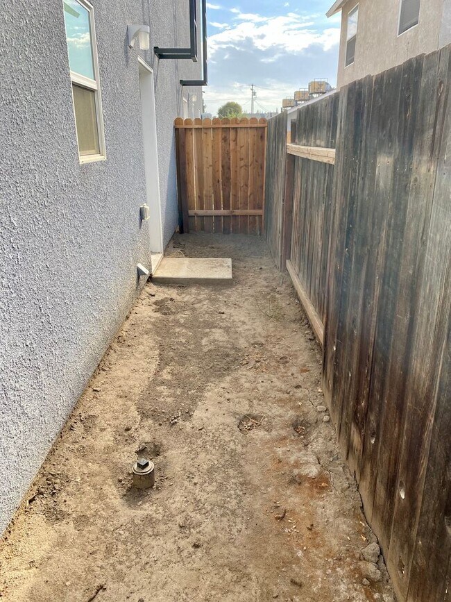 Building Photo - 1326 S Santa Fe St