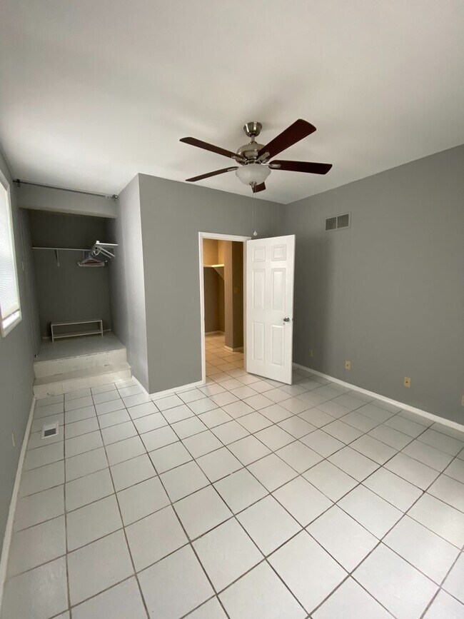 Building Photo - 5 Bed/3 Bath UC Rental Located on McMillan...