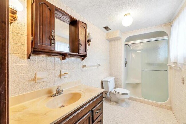 Building Photo - Fantastic 3bd/2ba home! Coming soon!