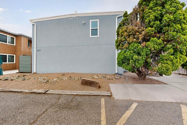 Building Photo - 1812 Buena Vista Dr SE