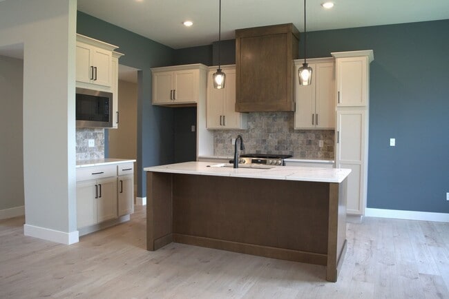 Building Photo - Beautiful 3 Bed 2 Bath Ranch In The Brooks!