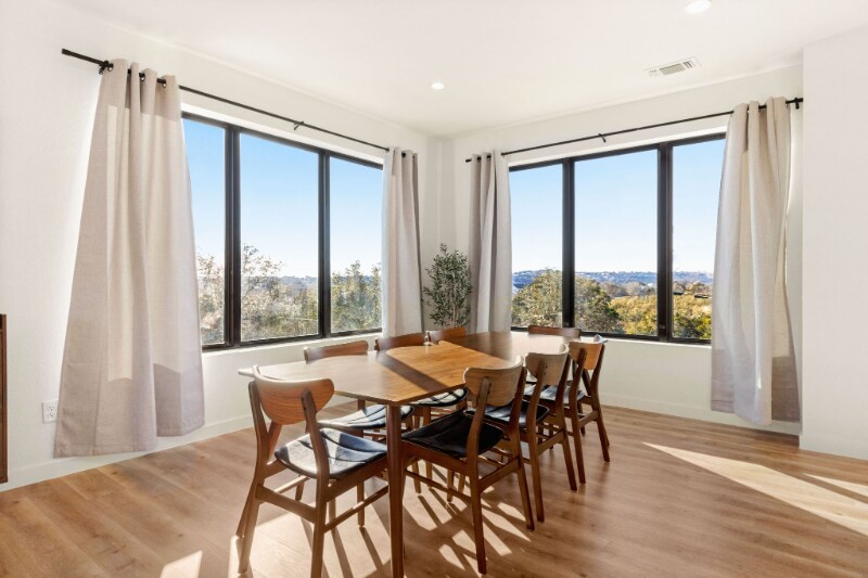 Building Photo - 1619 Lakeshore Dr