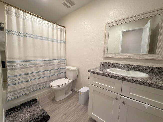 Building Photo - Modern Comfort Meets Convenient Living in San Antonio