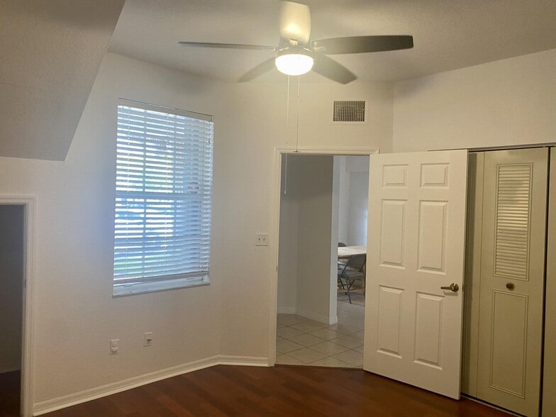 Building Photo - 725 SW 148th Ave