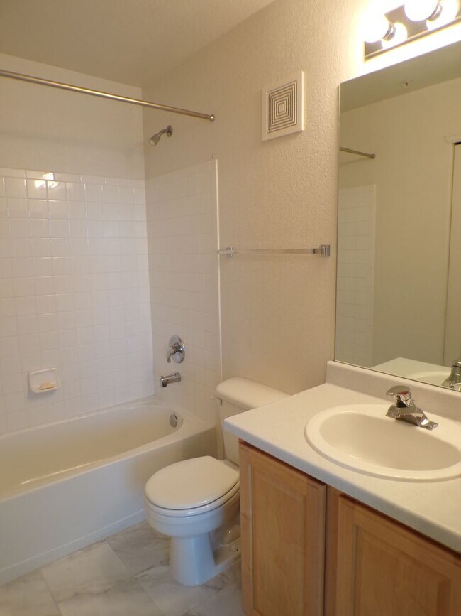 Building Photo - Spacious 2-Bed, 2.5-Bath Condo in Cherry C...