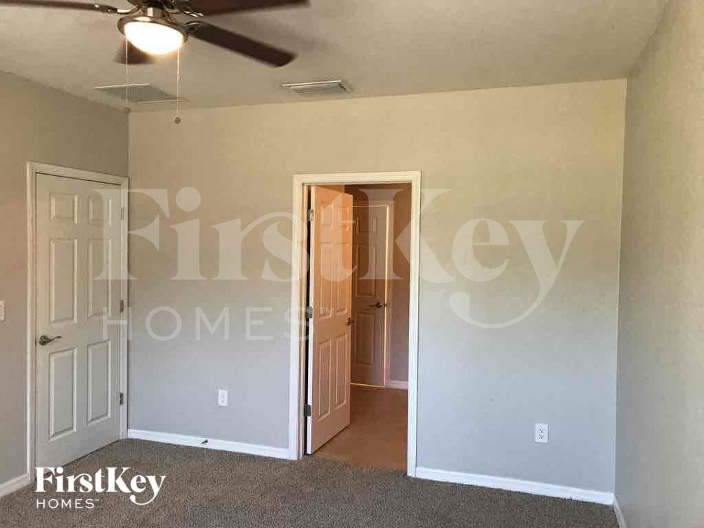 Building Photo - 220 SE 14th Terrace