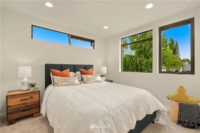 Building Photo - Ballard - Newer 3 Bedroom / 2.5 Bath Townh...