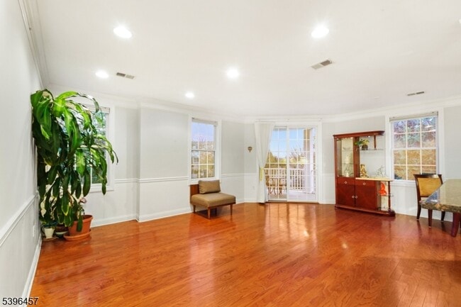 Building Photo - 265 Victoria Dr