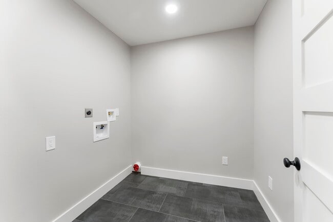 Building Photo - 2223 Hialeah Dr