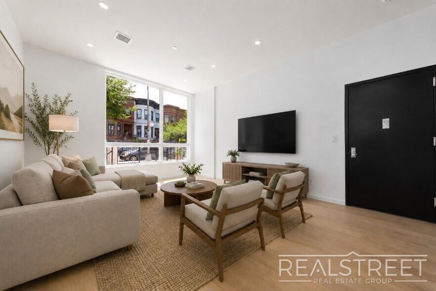 Building Photo - Three Bedroom Duplex w. Backyard.