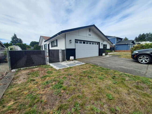 Building Photo - Amazing 3 bed 2 bath rambler full of custo...