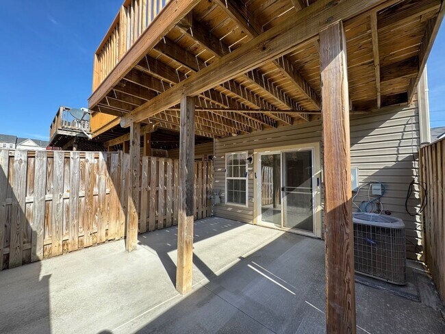 Building Photo - Stunning 3 Bed 3.5 Bath End Unit Townhome In Powells Run Village