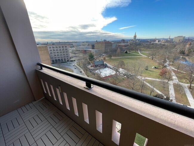 Building Photo - 1 Gold St