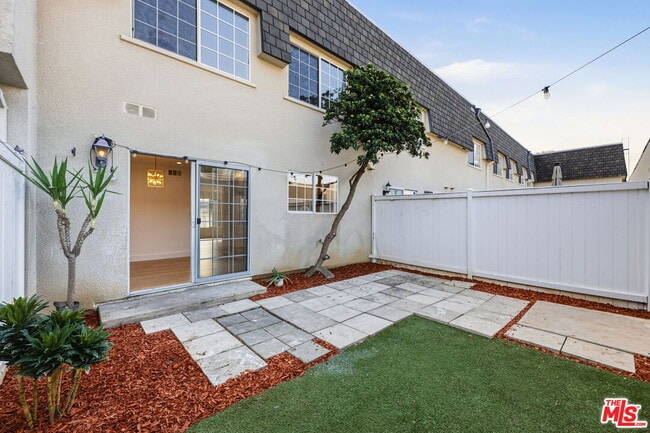 Building Photo - 19111 Hamlin St