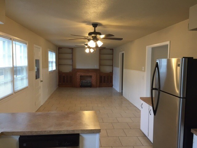 Building Photo - Huge Updated 4 Bedroom/2 Bath/2 Living Room House close to TTU - Available AUGUST