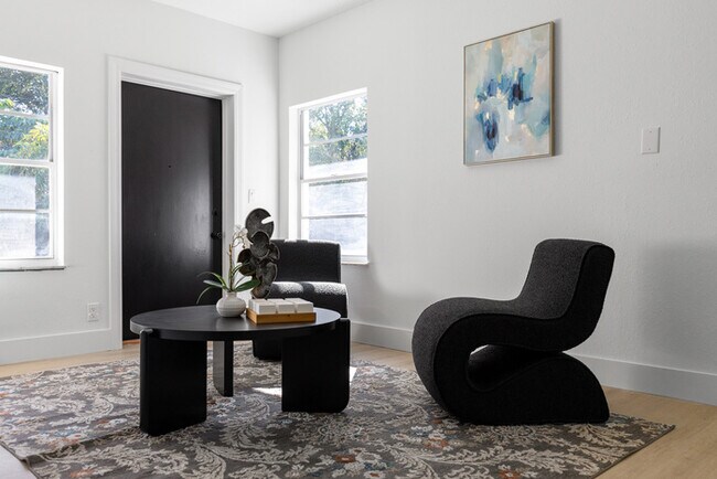 Building Photo - Newly Renovated Pool Home