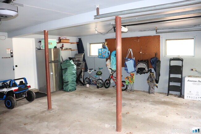 Building Photo - 442 Surrey Ln