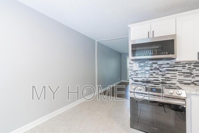 Building Photo - 3331 Erskine Dr