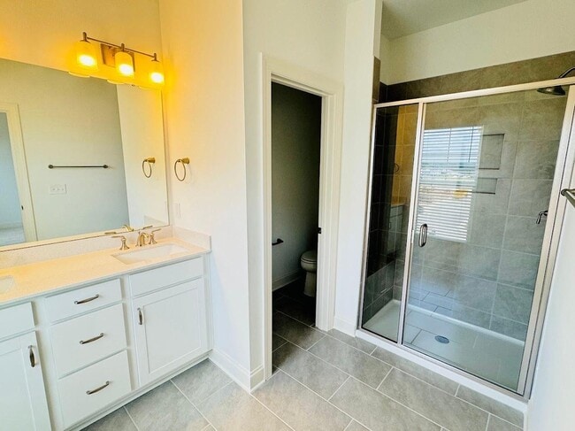 Building Photo - 4 Bedroom Townhome 2 Car garage - Wake Forest