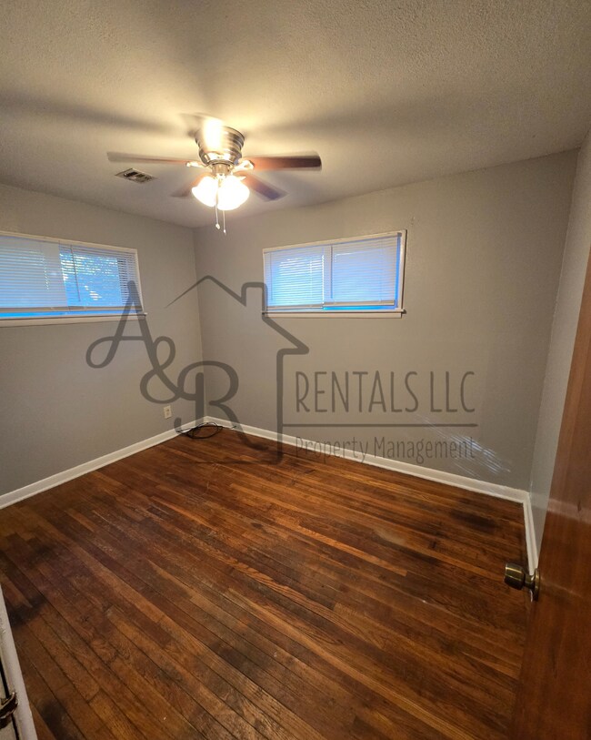 Building Photo - 714 S Chestnut St