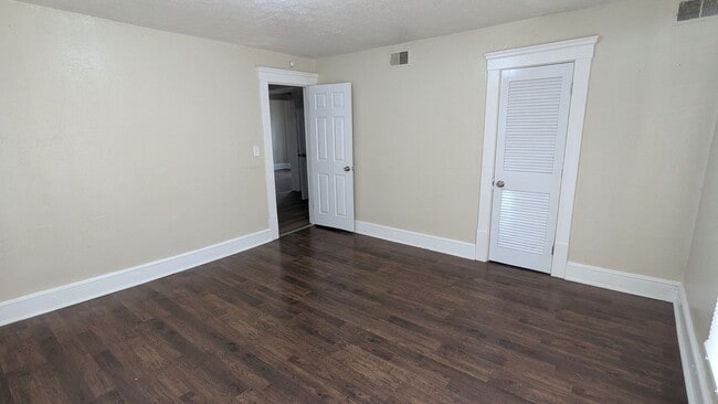 Building Photo - Newly renovated Akron apartment offering spacious rooms and a finished attic for flexible living ...