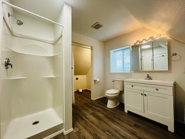 Building Photo - Newly Remodeled Apartment in the Center of Downtown Poulsbo!